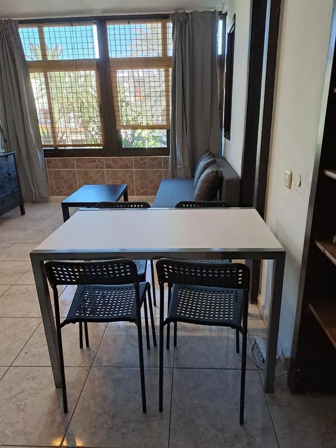 Apartment Primavera Appartement Tot 7 Personen Ideaal Voor Backpackers Arona  Spain