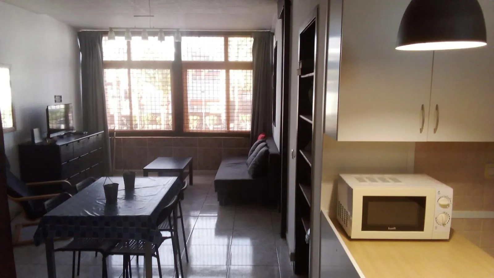 Primavera Appartement Tot 7 Personen Ideaal Voor Backpackers Arona  Spain